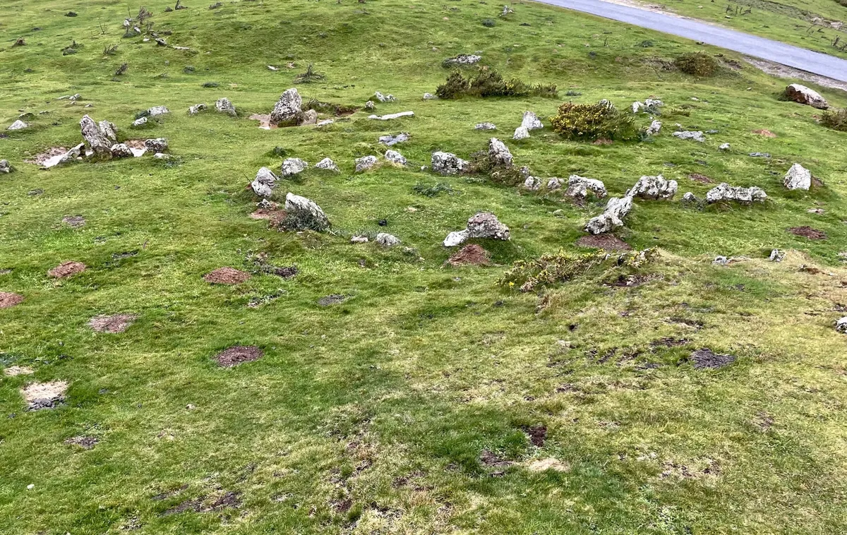 Círculos de piedras en la pradera de Azpegi junto a la carretera