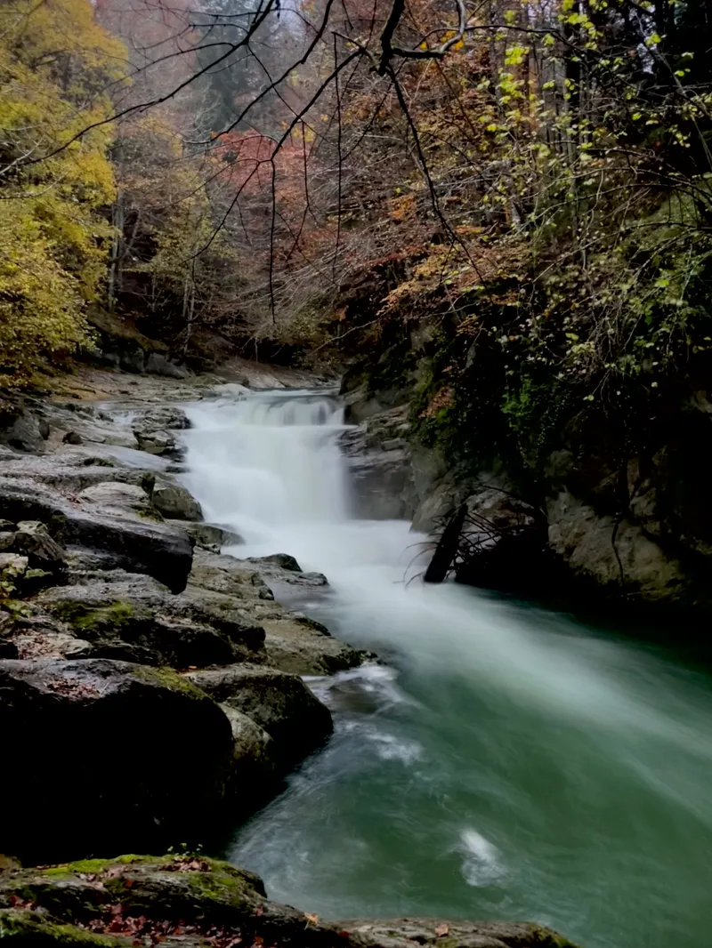 Cascada del Cubo entre rocas