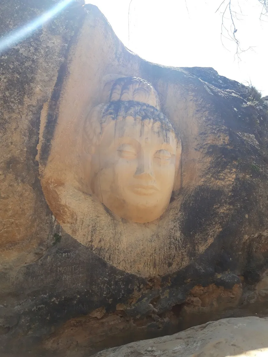 Rostro tallado en la roca arenisca de la Ruta de las Caras