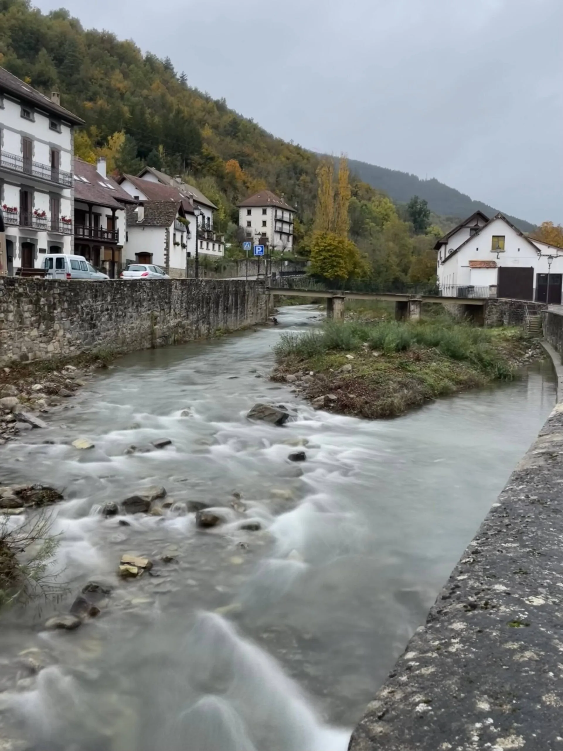 Río, puente y casas de Ochagavía durante nuestro viaje a Irati
