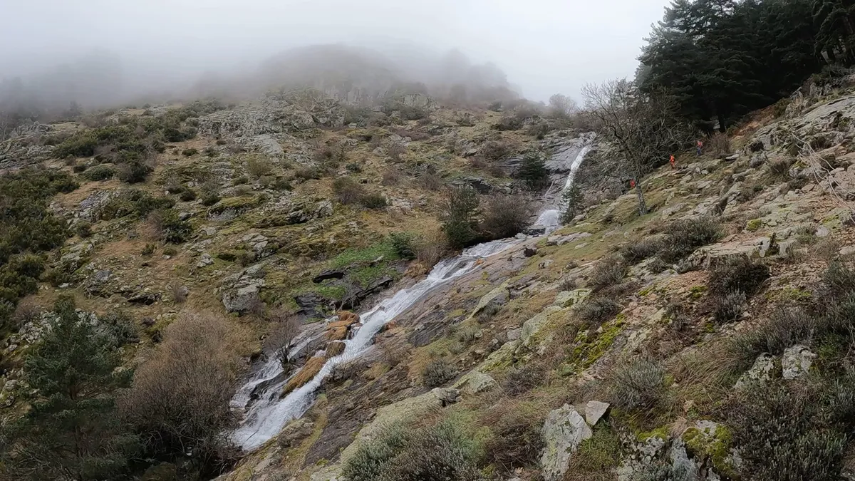 Chorrera de San Mamés y ladera rocosa del entorno