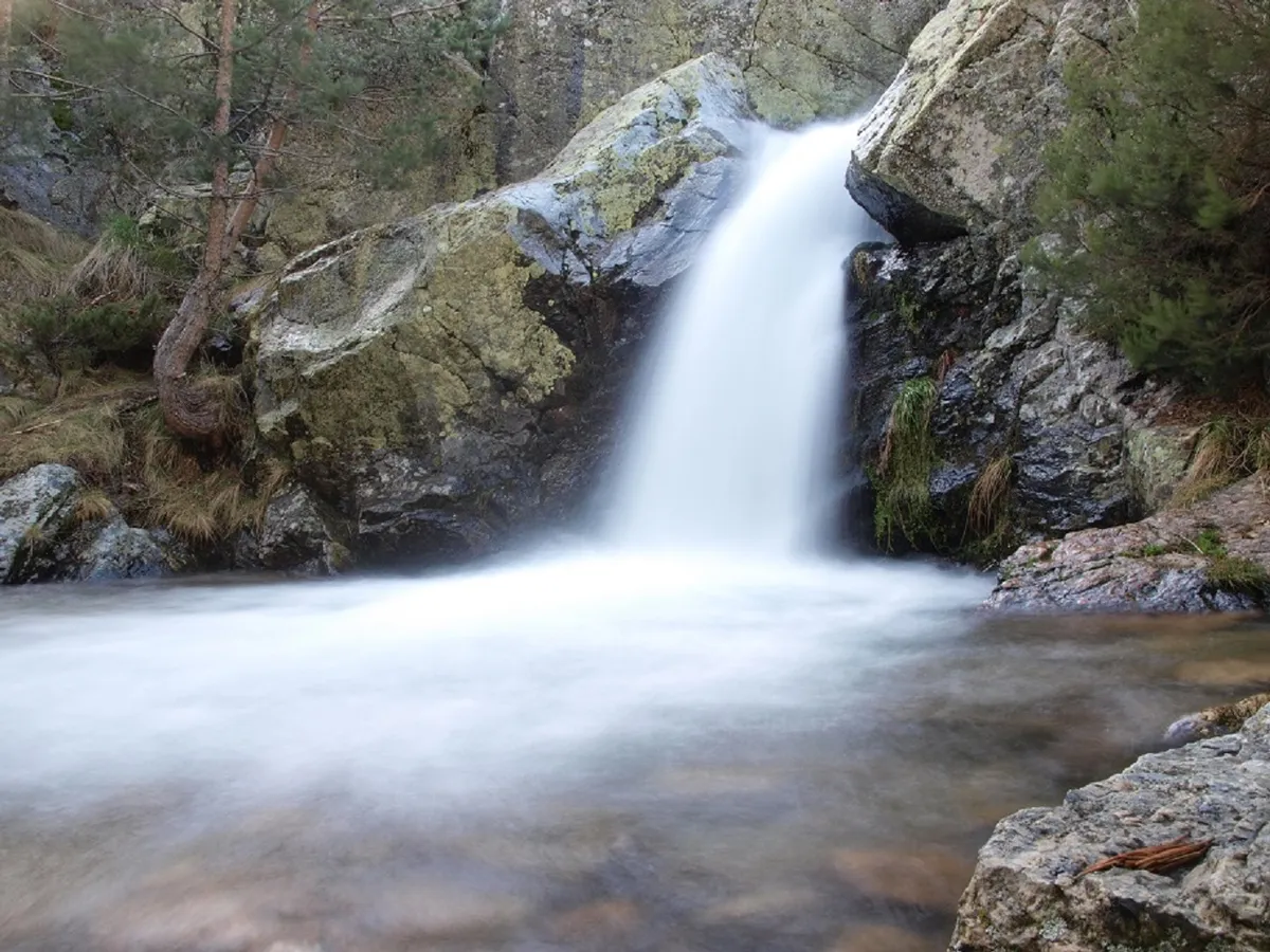 Salto de agua y rocas en la Poza de Sócrates