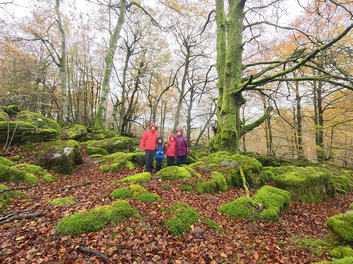 Familia equipada para caminar en la Selva de Irati