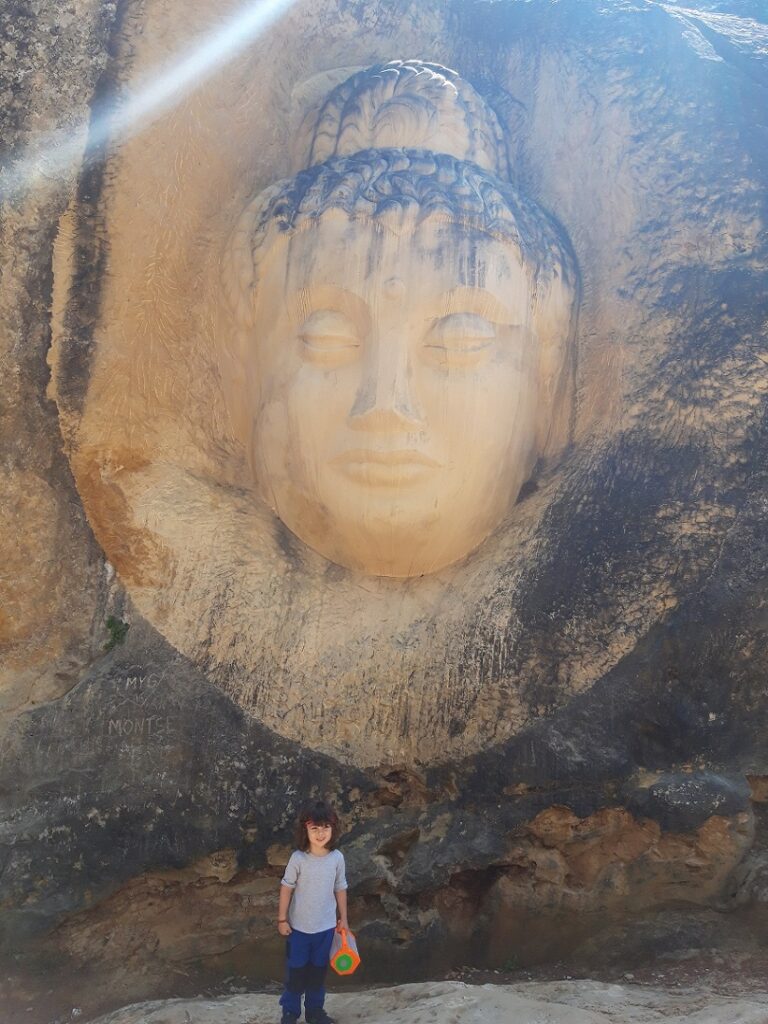 Escultura tallada en roca de la Ruta de las Caras